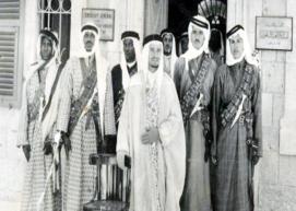  الصورة التاريخية لافتتاح قنصلية السعودية في القدس عام 1947.