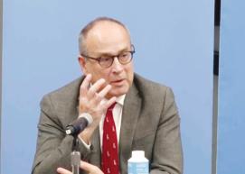 { الطبيب الجراح نيك ماينارد.