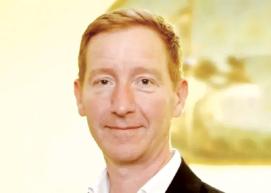  الدبلوماسي البريطاني.