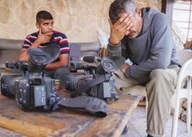 { صحفيان مصدومان بعد أن استهدفت الغارات الإسرائيلية منزلا يستخدمه الصحفيون بمدينة الزوايدة. (أ ف ب)