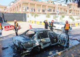  فريق إنقاذ في مكان التفجير الانتحاري في إسلام آباد. (أ ف ب)