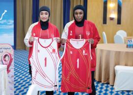 مع زميلتها منيرة عبد الله تستعرضان قميصي المنتخب