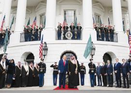  ترامب استقبل الأمير محمد بن سلمان في البيت الأبيض بمراسم استثنائية. (رويترز)