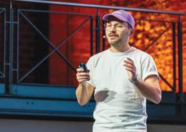 أليسيو أفيلان. 