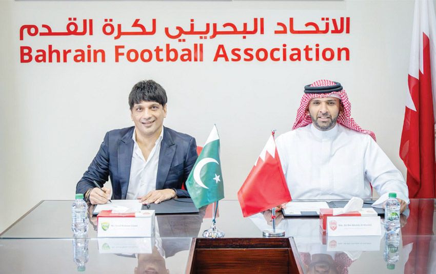 رئيس اتحاد الكرة يوقع مذكرة تفاهم مع نظيره الباكستاني