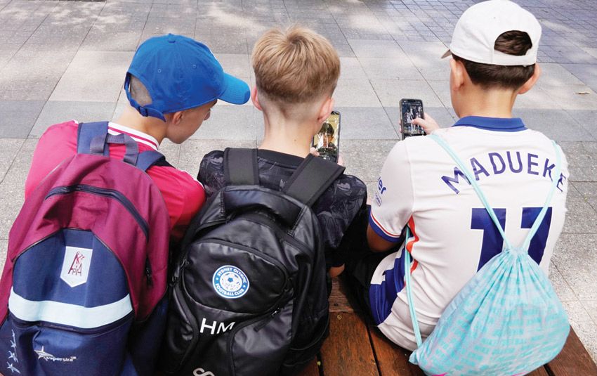 نقابة المعلمين في بريطانيا تدعو إلى حظر وسائل التواصل عمن دون 16 عاما لتحسين التعلم