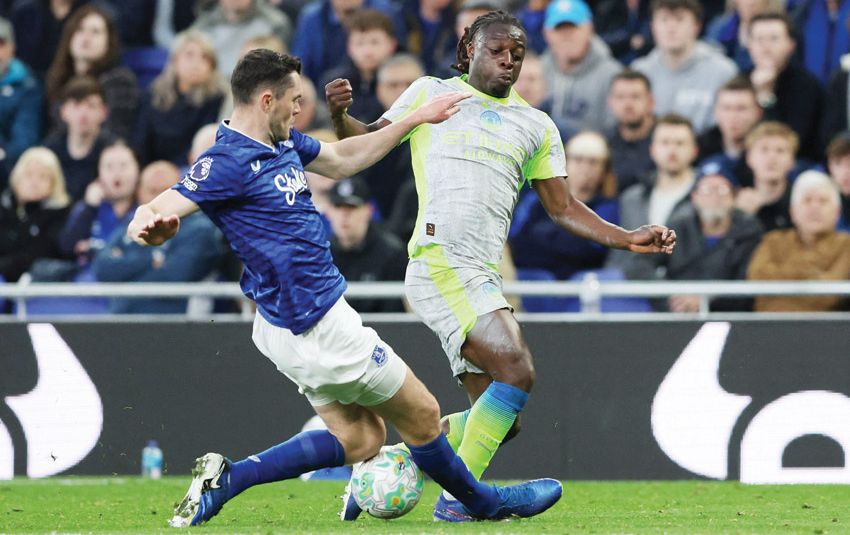 Manchester City thoát thua nghẹt thở, Forest áp sát suất trụ hạng