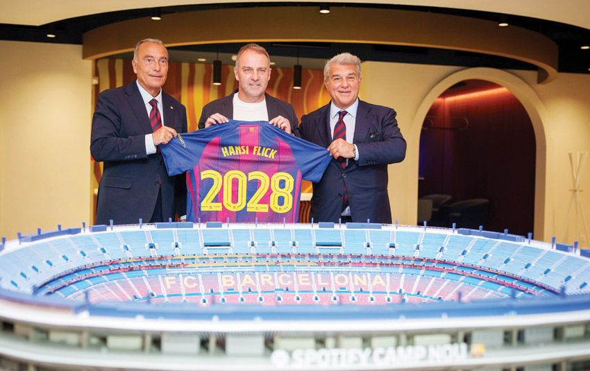 Barcelona gia hạn hợp đồng với HLV Flick đến năm 2028