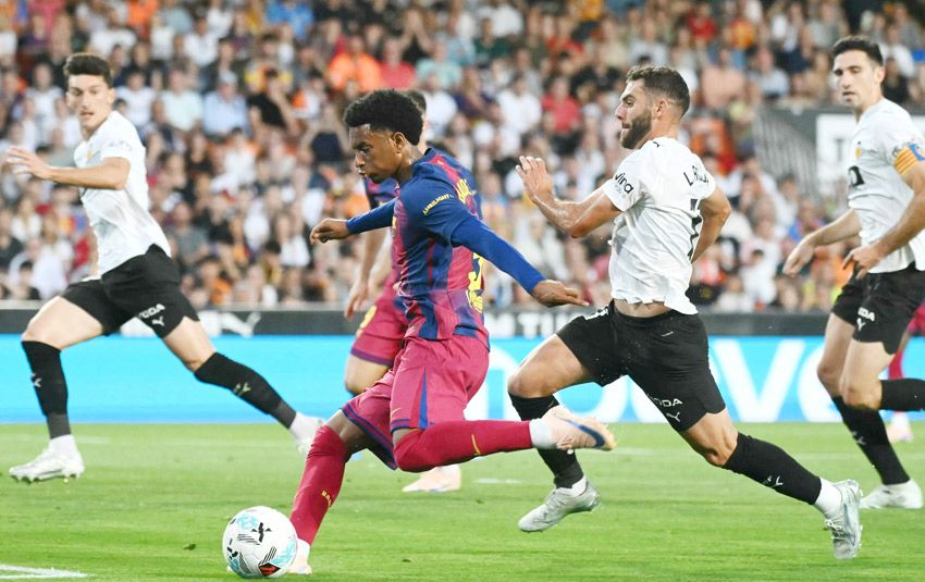 Valencia thắng đậm Barcelona 3-1 trong ngày chia tay Lewandowski