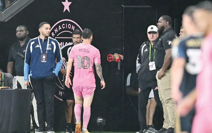 Messi rời sân vì chấn thương, lo âu trước World Cup